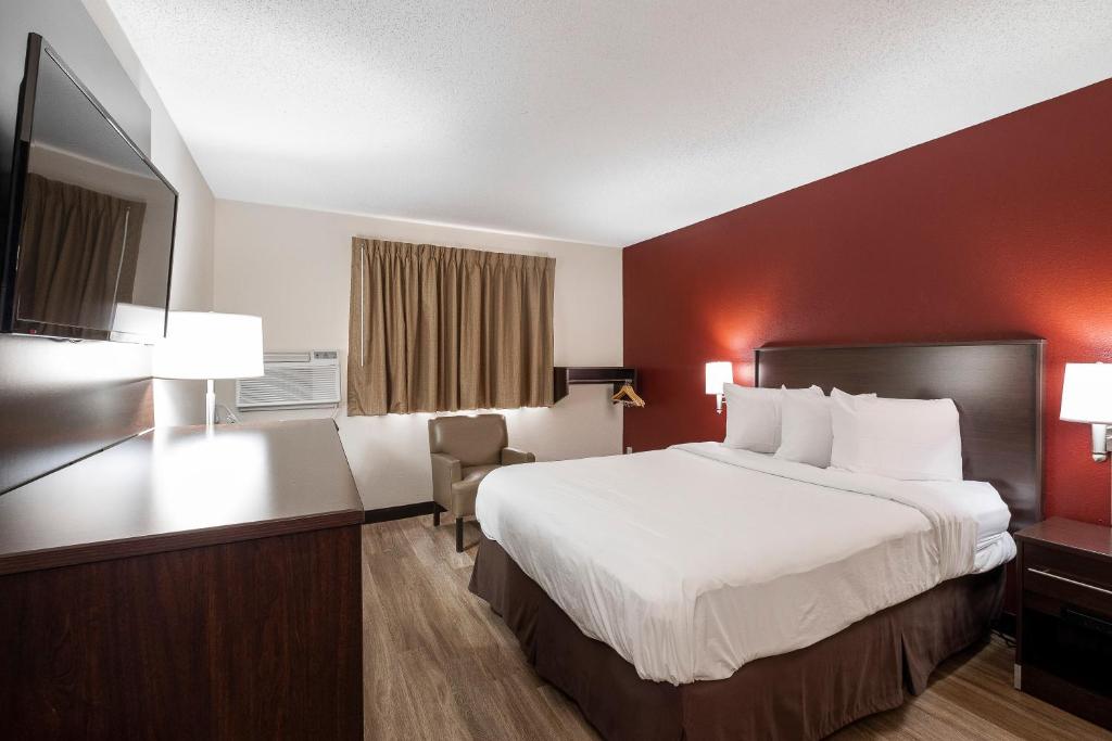 Deluxe Room with One Queen Bed Disability Access Non-Smoking