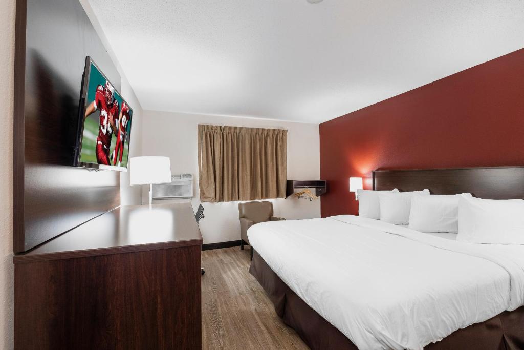 Deluxe Room with One Queen Bed Disability Access Non-Smoking