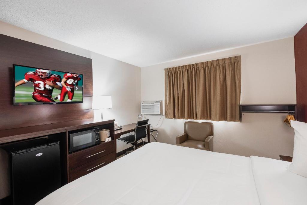 Deluxe Room with One Queen Bed Disability Access Non-Smoking