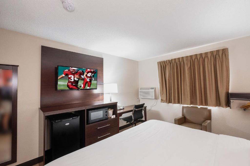 Deluxe Room with One Queen Bed Disability Access Non-Smoking