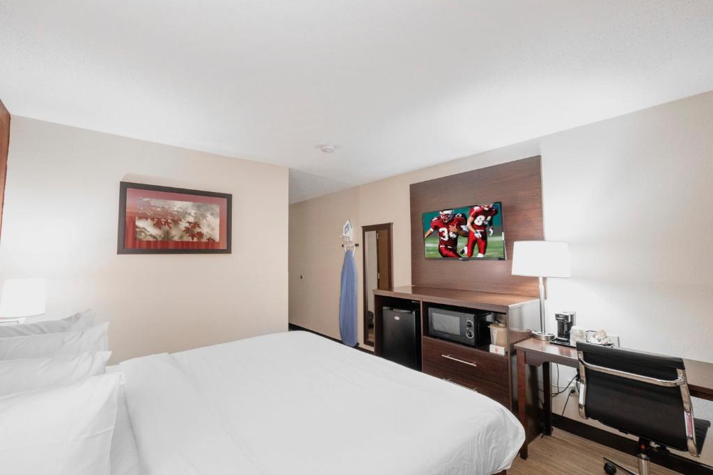 Deluxe Room with One Queen Bed Disability Access Non-Smoking