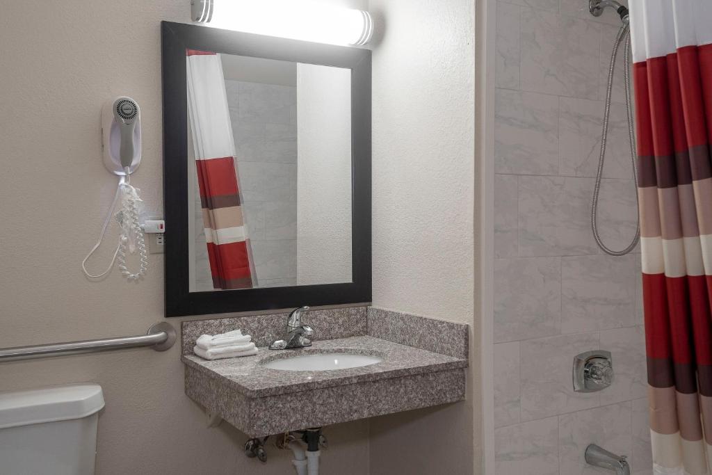 Deluxe Room with One Queen Bed Disability Access Non-Smoking