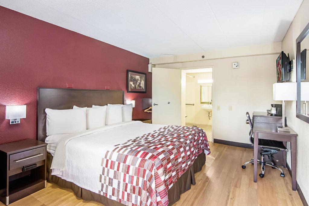 Standard King Room Disability Access Roll-In Shower Non-Smoking