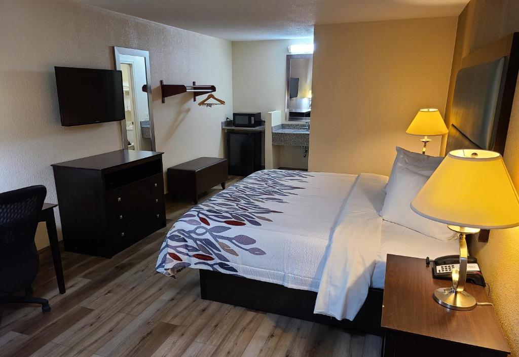 Superior King Room Disability Access Roll-In Shower Non-Smoking