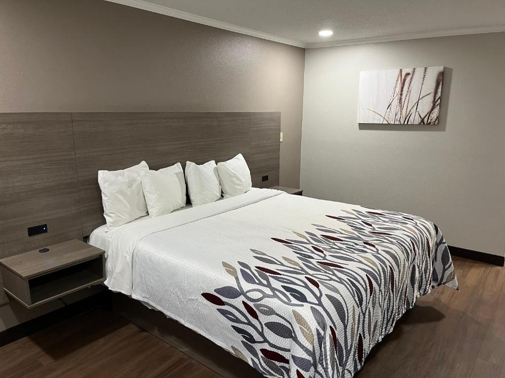 Deluxe King Room River View Non-Smoking