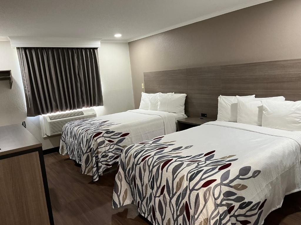 Deluxe Room with Two Double Beds River View Non-Smoking