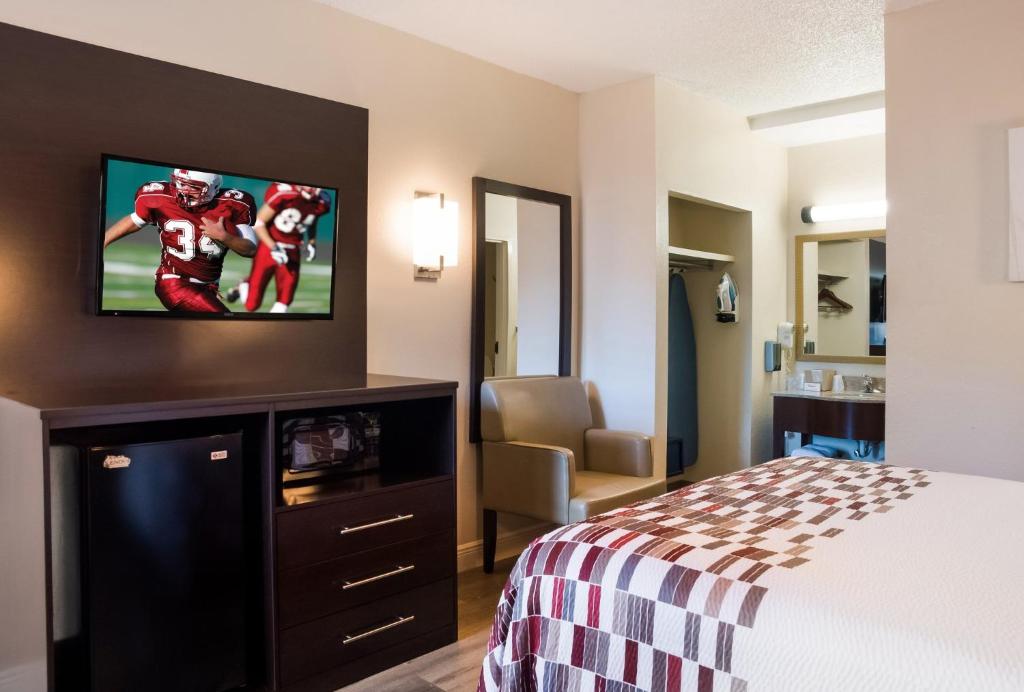 Deluxe Room with One Queen Bed Non-Smoking