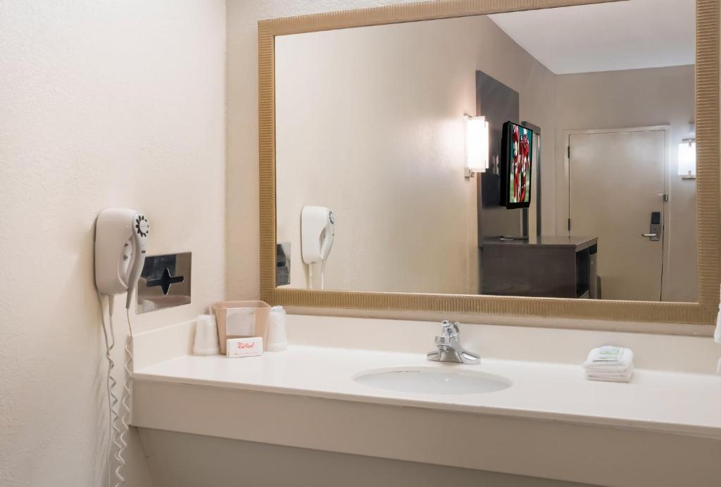 Deluxe Room with One Queen Bed Non-Smoking