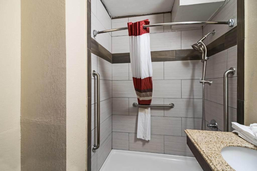 Deluxe Room with One Queen Bed Disability Access Non-Smoking