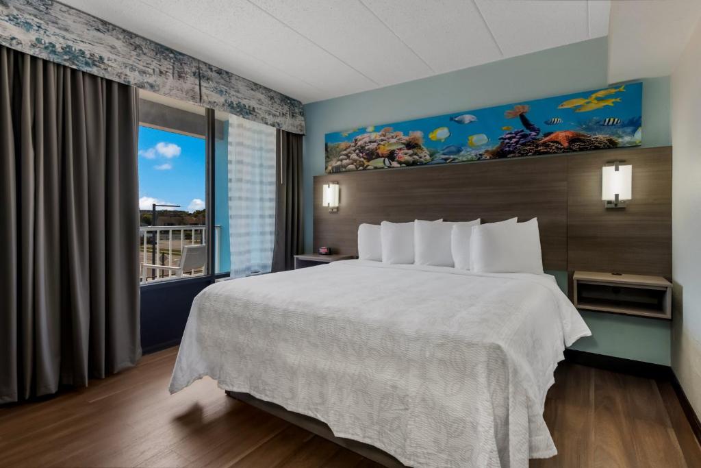 Premium King Room Disability Access with Partial Ocean View Smoke Free
