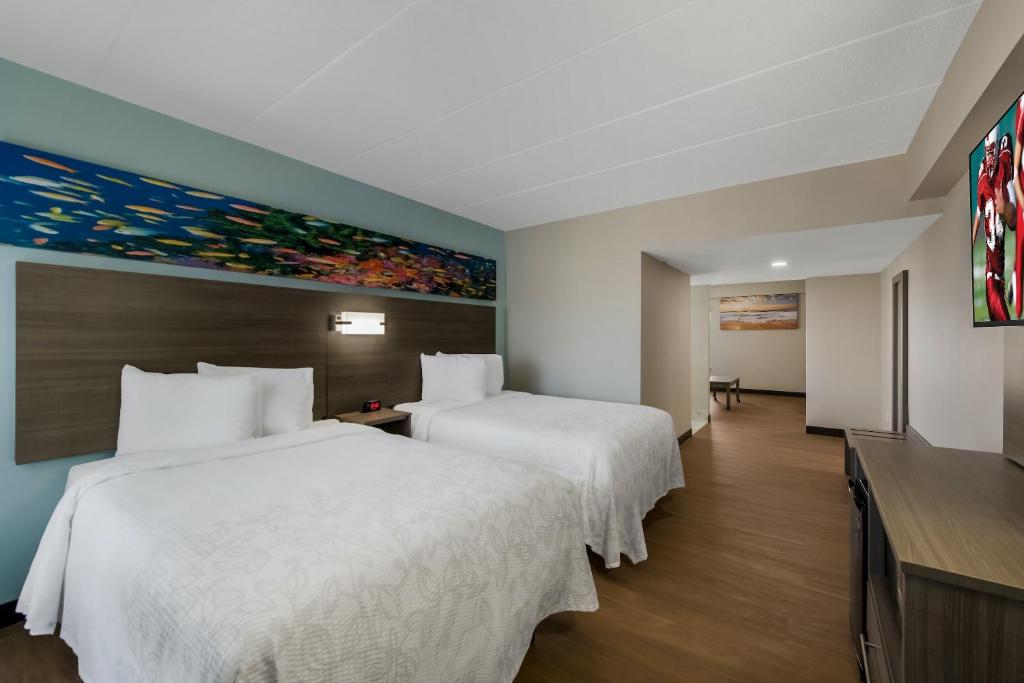 Suite with Two Double Beds with Partial Ocean View Smoke Free