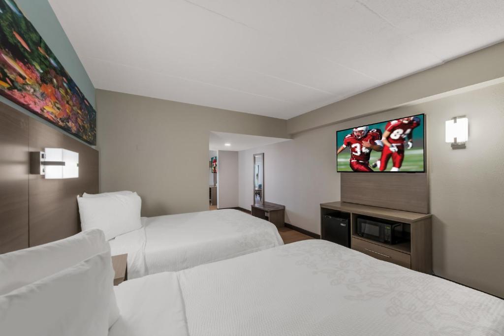 Suite with Two Double Beds with Partial Ocean View Smoke Free