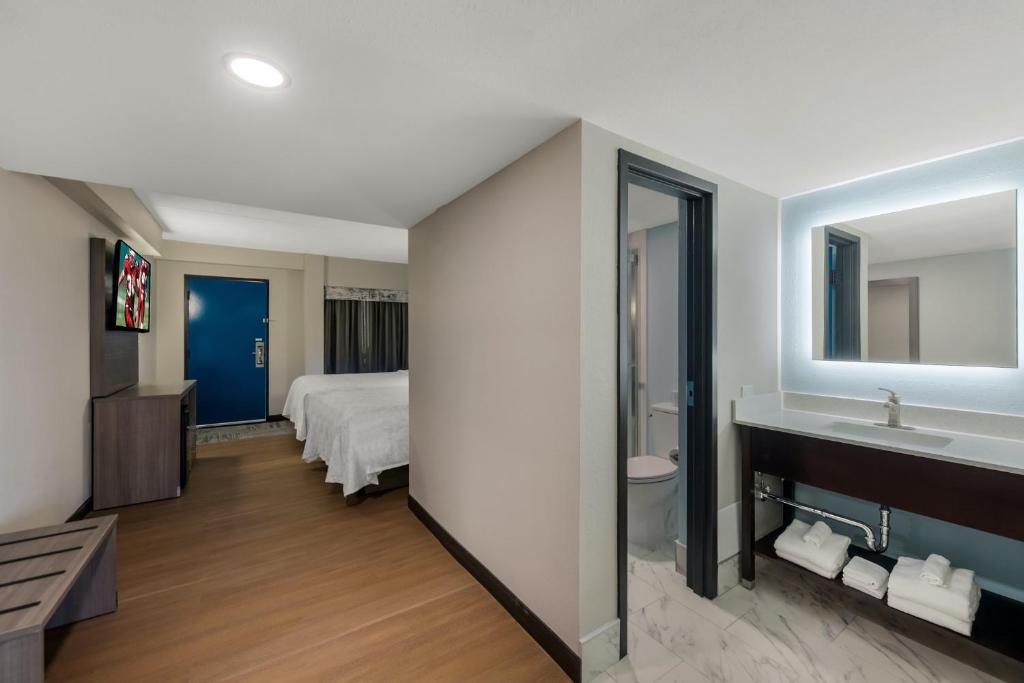 Suite with Two Double Beds with Partial Ocean View Smoke Free