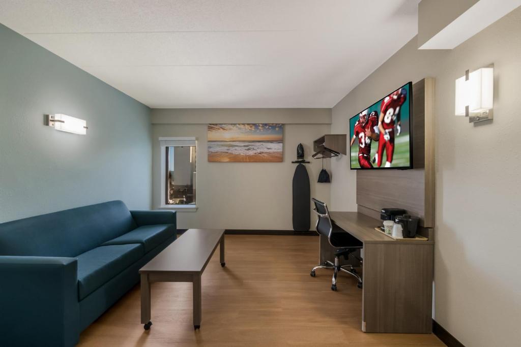 Suite with Two Double Beds with Partial Ocean View Smoke Free