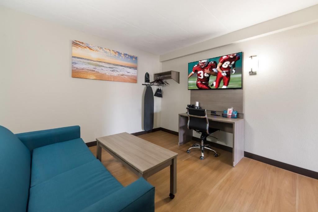 Suite with Two Double Beds with Partial Ocean View Smoke Free