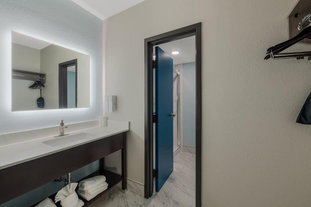 Suite with Two Double Beds with Partial Ocean View Smoke Free