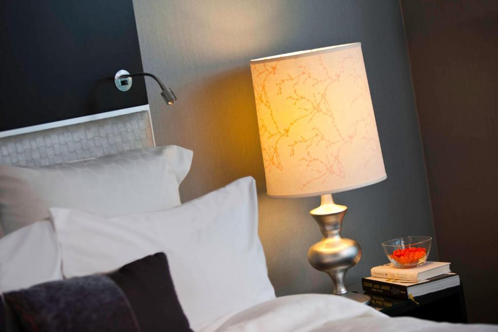 King Room with Transfer Shower – Mobility Accessible