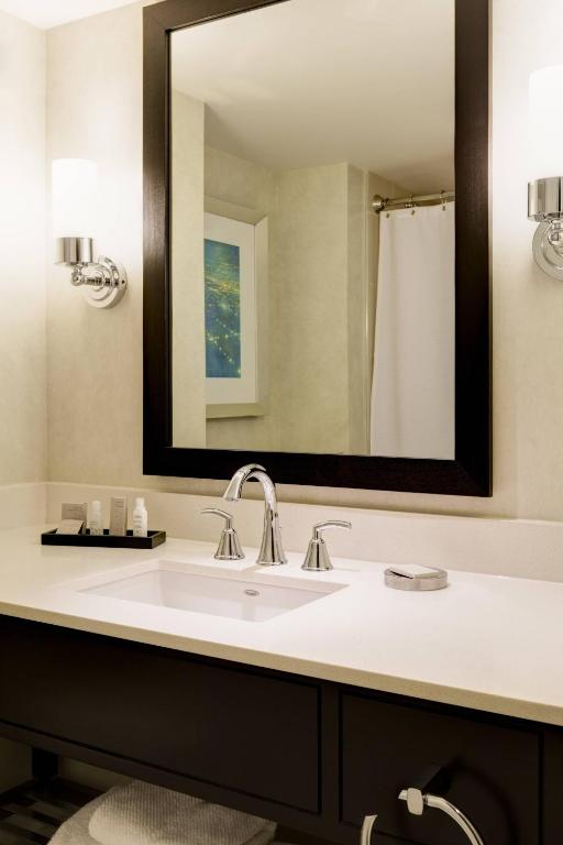 King Room with Transfer Shower – Mobility Accessible