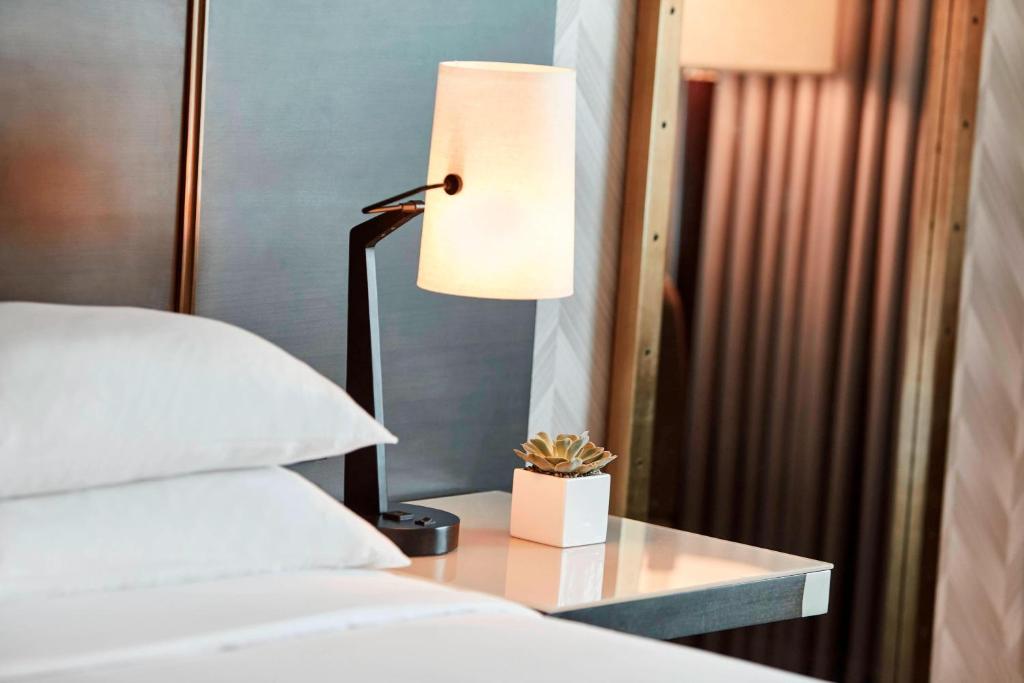 King Room with Adapted Tub – Mobility Accessible