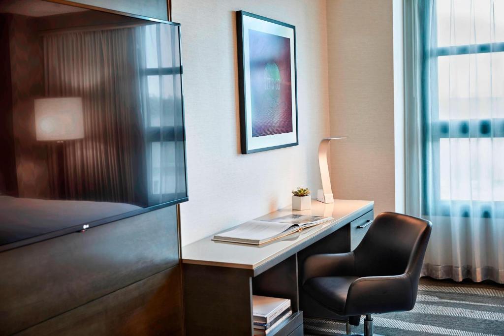 King Room with Adapted Tub – Mobility Accessible