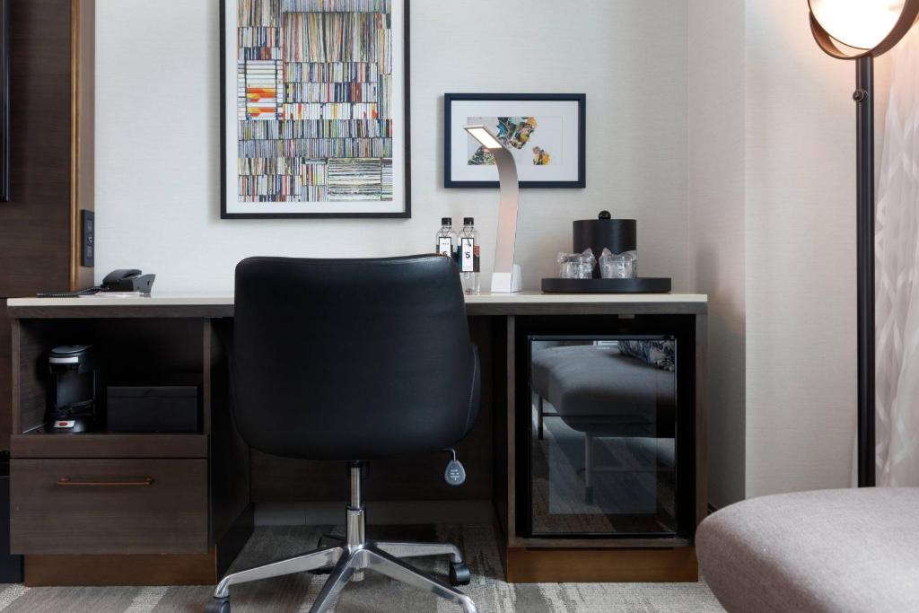 King Room with Adapted Tub – Mobility Accessible