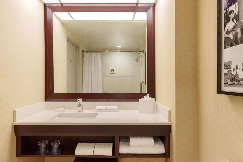 King Room with Adapted Tub – Mobility Accessible