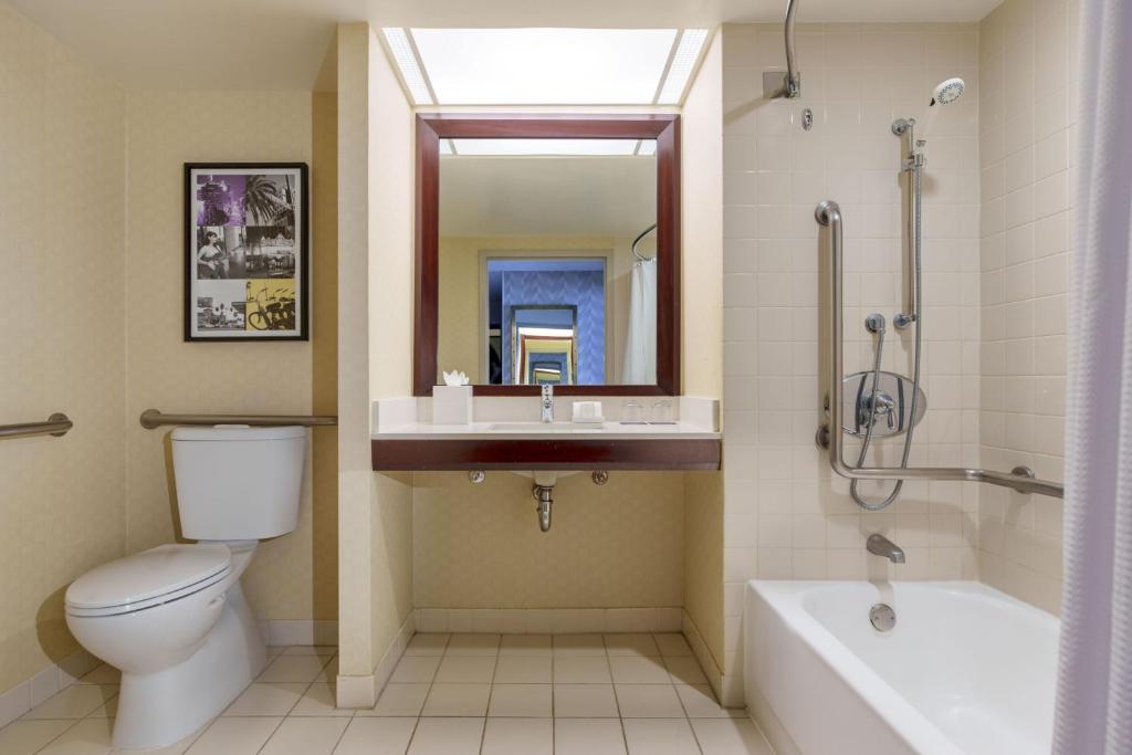 King Room with Adapted Tub – Mobility Accessible