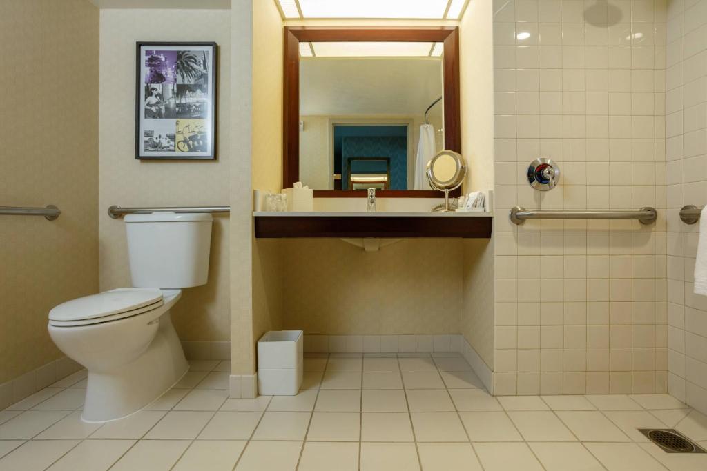 King Room with Adapted Tub – Mobility Accessible