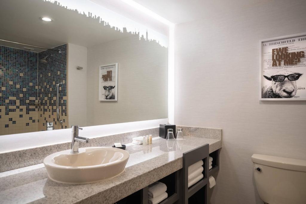 King Room with Adapted Tub – Mobility and Hearing Accessible