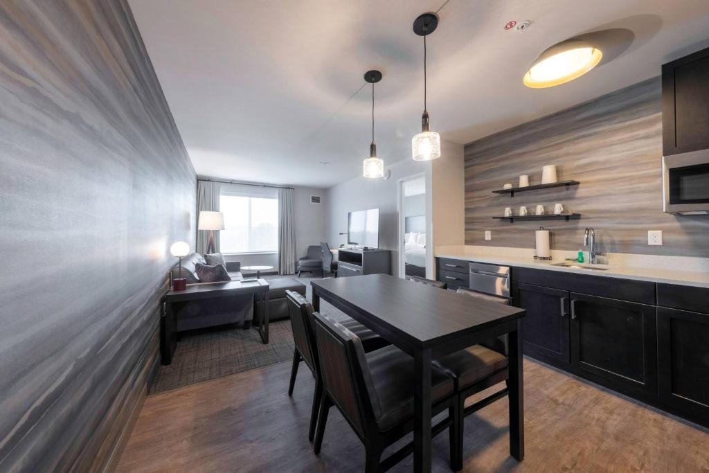 1 Bedroom Suite 2 Queen