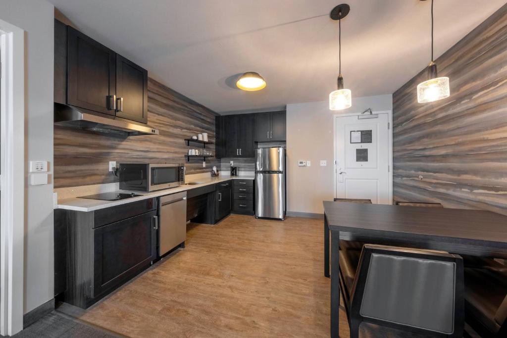 1 Bedroom Suite 2 Queen