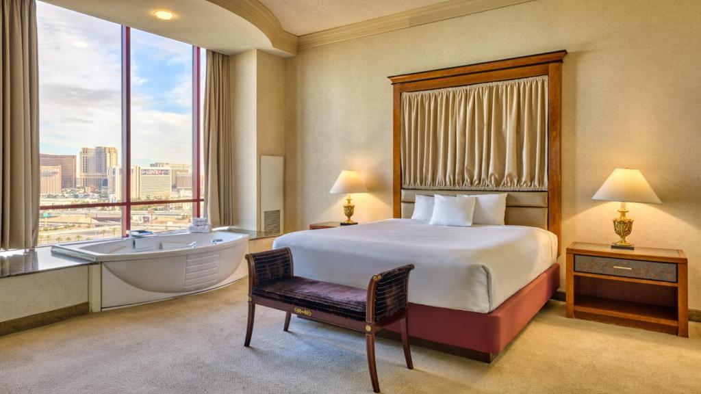 One-Bedroom Suite with Two Queen Beds and Roll-In Shower – High Floor