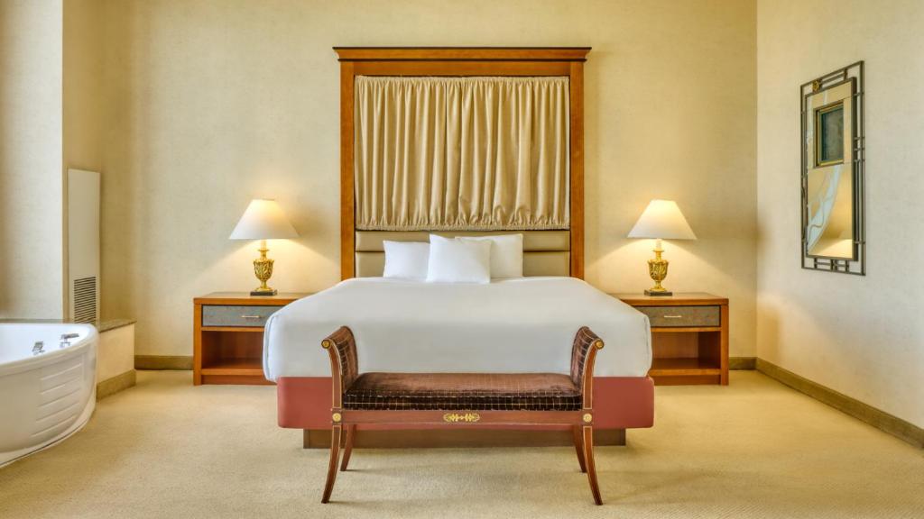 One-Bedroom Tower King Suite – High Floor