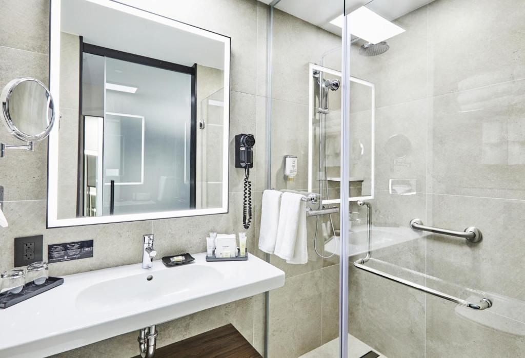 Deluxe Family Two Queen Beds