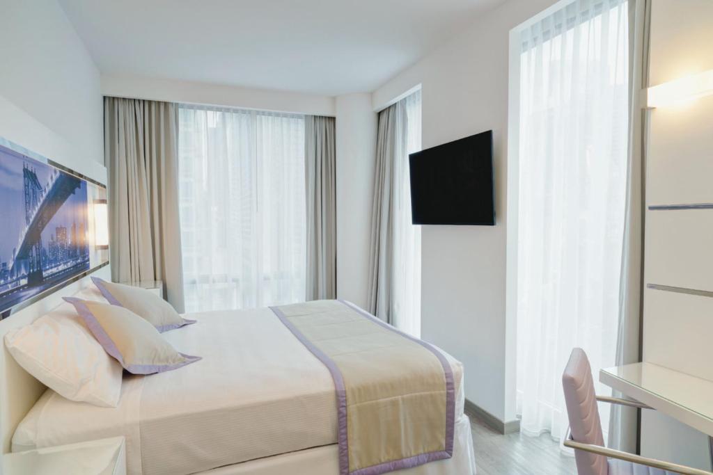 Deluxe Superior King with views