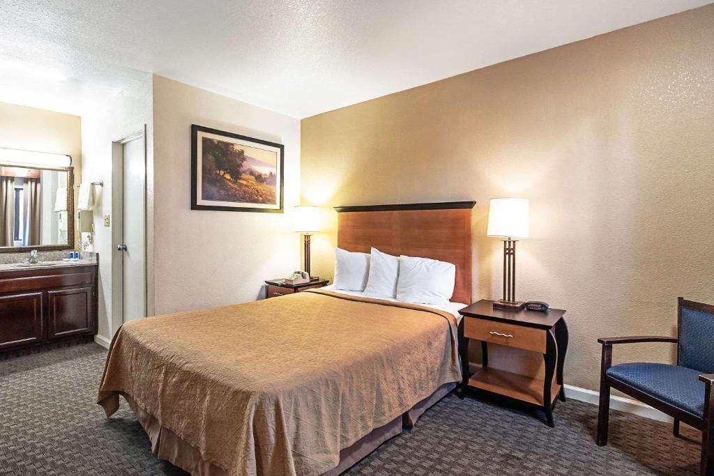 Queen Room – Non-Smoking