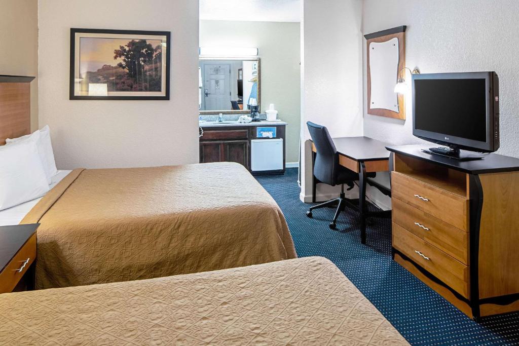 Queen Room with Two Queen Beds – Non-Smoking