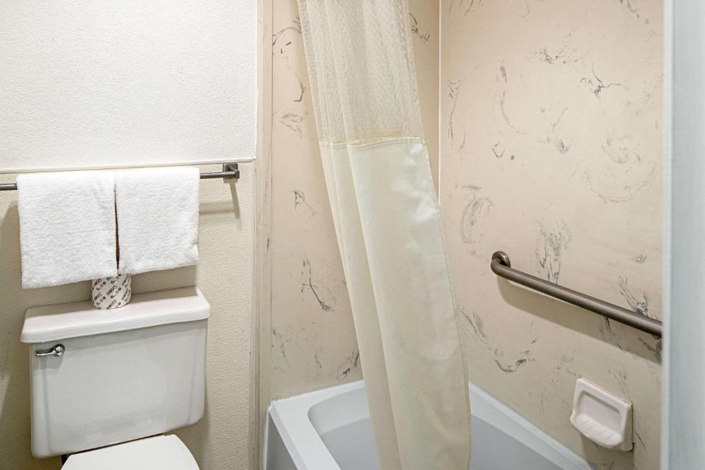 Queen Room with Two Queen Beds – Non-Smoking