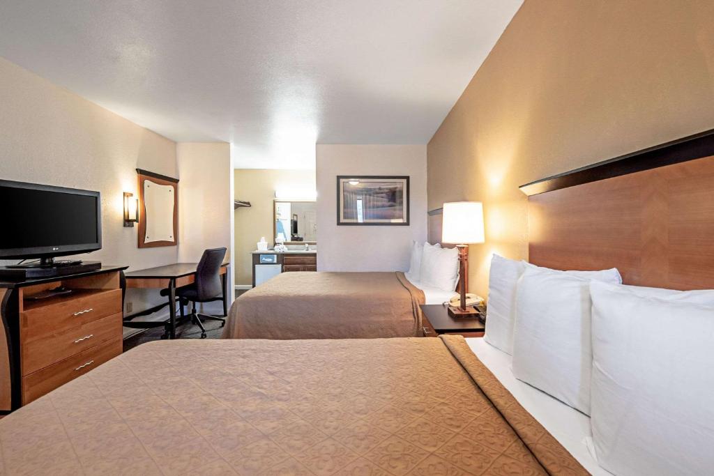 Queen Room with Two Queen Beds – Non-Smoking