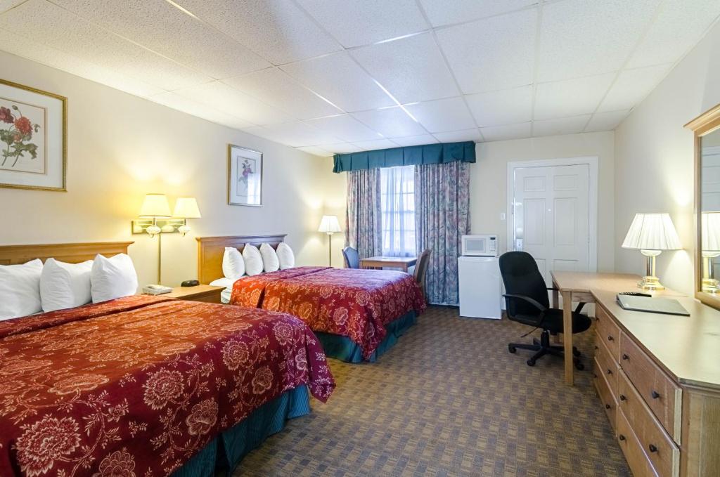 Queen Room with Two Queen Beds – Non-Smoking