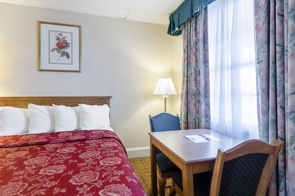 Queen Room with Two Queen Beds – Non-Smoking