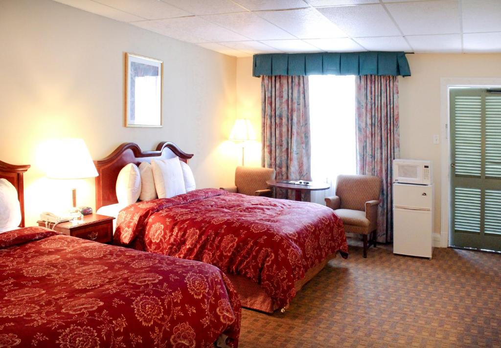 Queen Room with Two Queen Beds – Non-Smoking