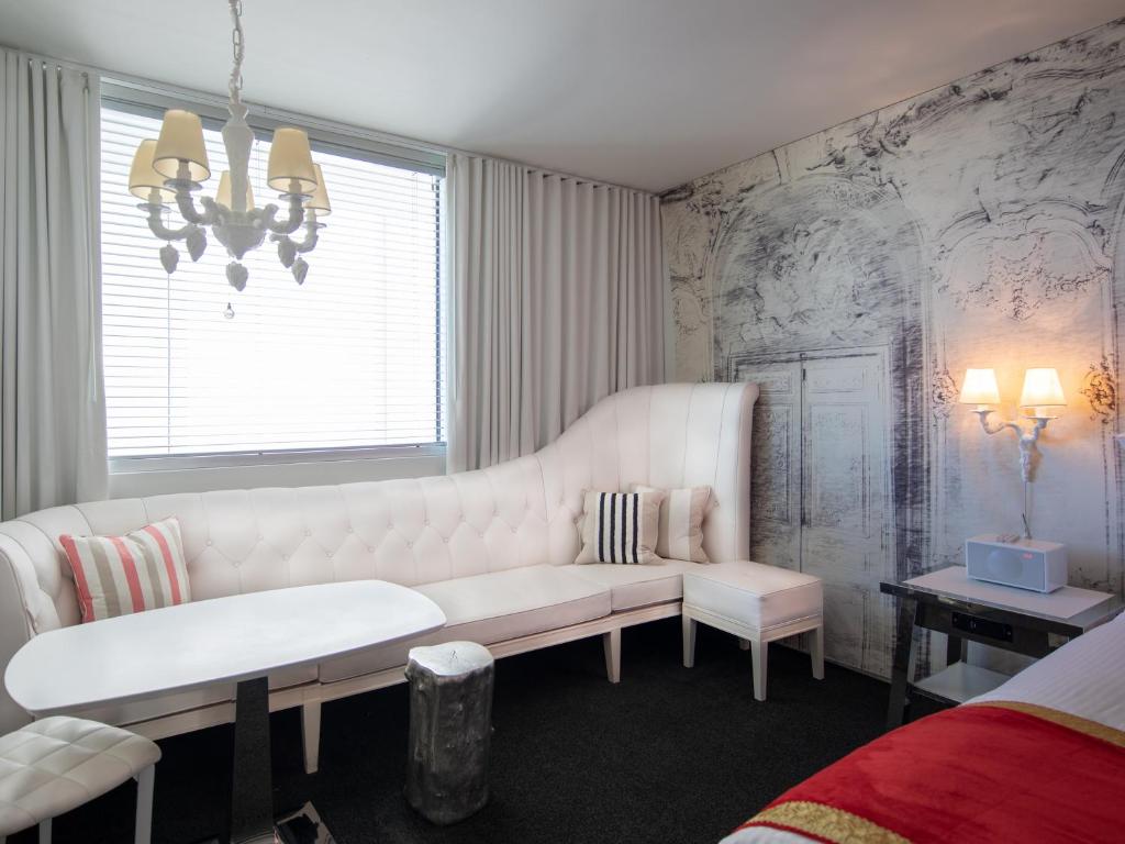 Alexandria Deluxe King