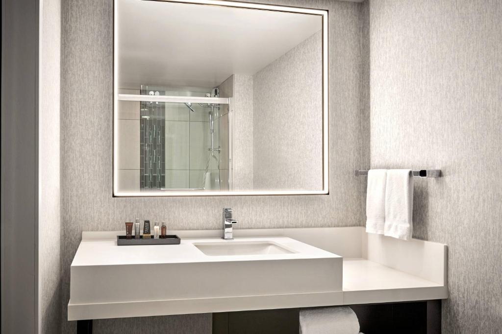 Deluxe Corner King Room with City View