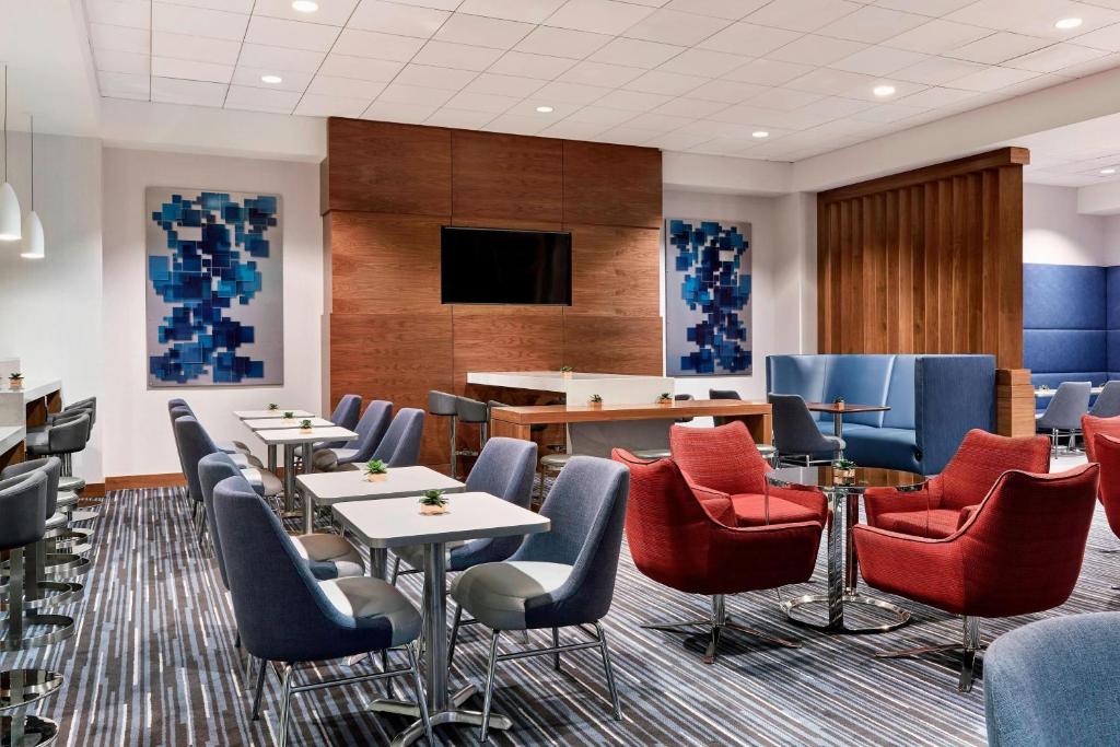 Deluxe King with Club Lounge Access