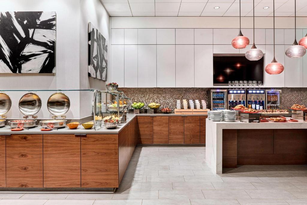 Deluxe King with Club Lounge Access