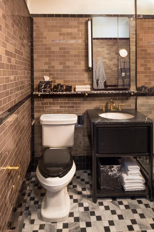 Premier King Larger Guest room 1 King City view