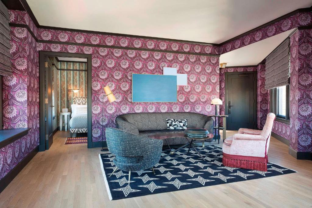 Premier Suite 1 Bedroom Suite 1 King City view