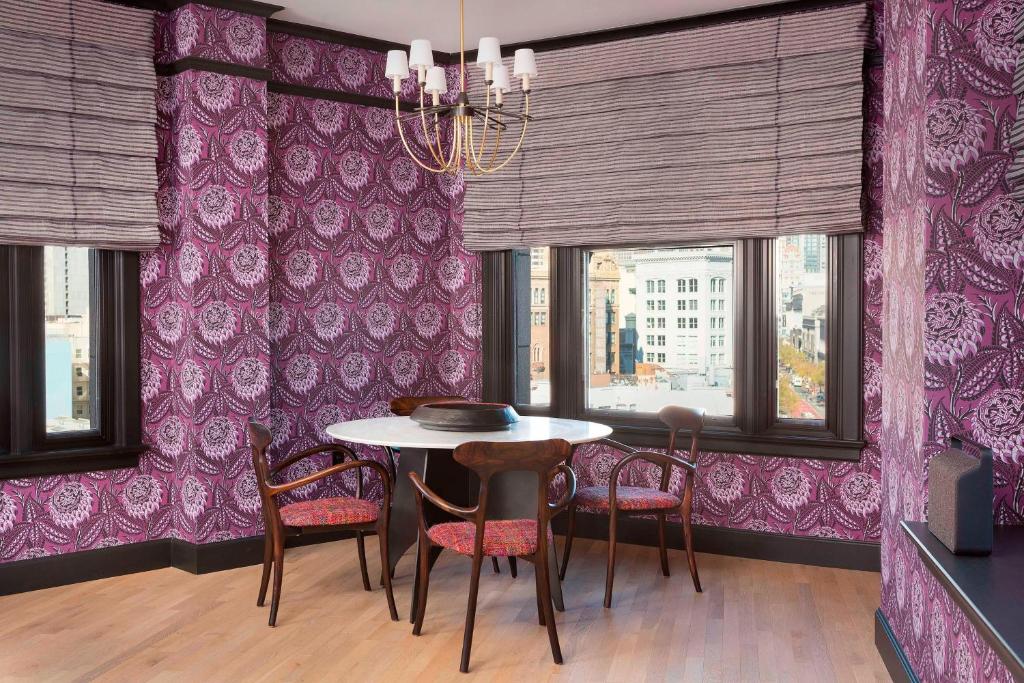 Premier Suite 1 Bedroom Suite 1 King City view