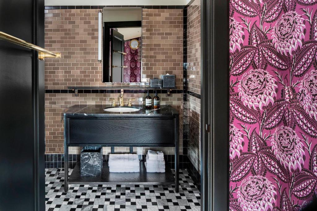 Premier Suite 1 Bedroom Suite 1 King City view